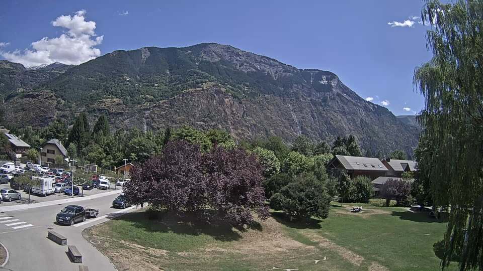 Webcam au niveau de la mairie du village du Bourg d'Oisans, aux pieds de l'Alpe d'Huez et aux portes du parc des Écrins