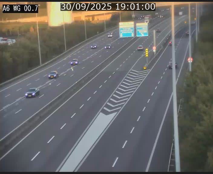 Traffic live webcam Luxembourg Croix de Cessange - A6 - BK 0.7 - direction A3 France
