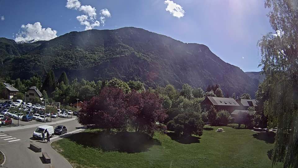 Webcam au niveau de la mairie du village du Bourg d'Oisans, aux pieds de l'Alpe d'Huez et aux portes du parc des Écrins