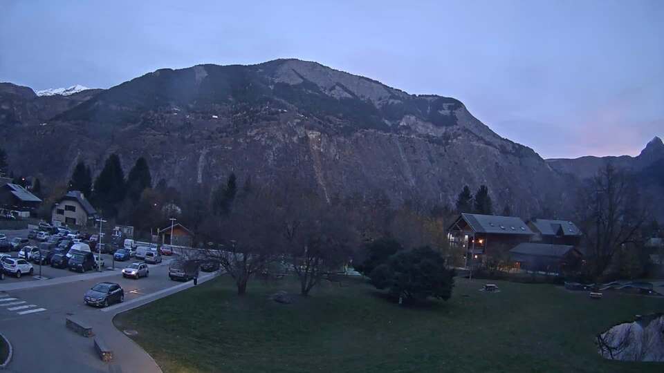 Webcam au niveau de la mairie du village du Bourg d'Oisans, aux pieds de l'Alpe d'Huez et aux portes du parc des Écrins