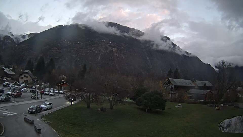 Webcam au niveau de la mairie du village du Bourg d'Oisans, aux pieds de l'Alpe d'Huez et aux portes du parc des Écrins