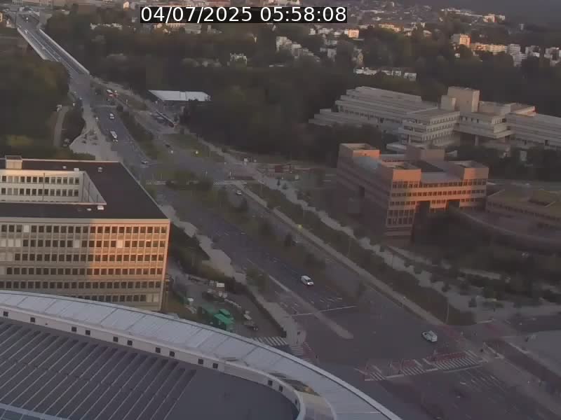 Webcam sur l'avenue John Fitzgerald Kennedy (N51) avec vue sur le Pont rouge (Pont Grande Duchesse Charlotte), l'arrêt Pfaffenthal et l'entrée du quartier Kirchberg