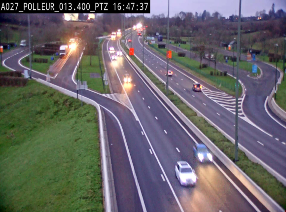 Webcam A27/E42 avec vue sur le parking de l'aire de Polleur, après le Viaduc de Polleur à Theux. Vue orientée vers Liège