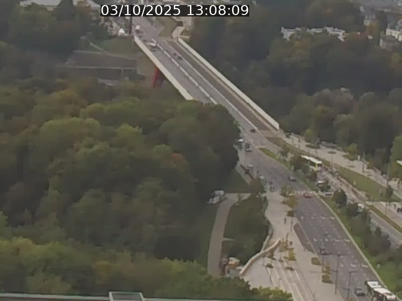 Webcam sur l'avenue John Fitzgerald Kennedy (N51) avec vue sur le Pont rouge (Pont Grande Duchesse Charlotte), l'arrêt Pfaffenthal et l'entrée du quartier Kirchberg