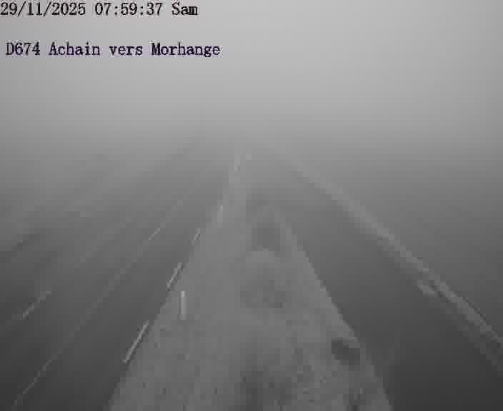 Caméra de trafic sur D674 (France) à Achain, orientée vers Morhange, permettant d’évaluer fluidité, incidents et densité automobile.