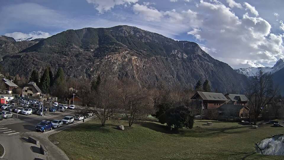 Webcam au niveau de la mairie du village du Bourg d'Oisans, aux pieds de l'Alpe d'Huez et aux portes du parc des Écrins