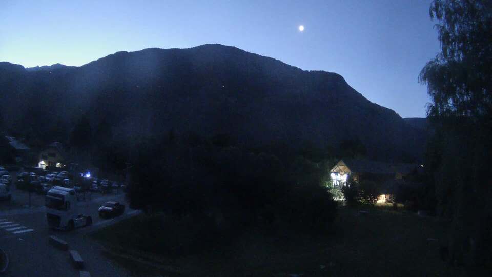 Webcam au niveau de la mairie du village du Bourg d'Oisans, aux pieds de l'Alpe d'Huez et aux portes du parc des Écrins