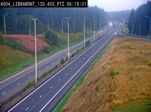 Webcam E411 à hauteur de la sortie 25 de Libramont menant vers Bouillon, Sedan et Reims via la N89. Vue orientée vers Bruxelles