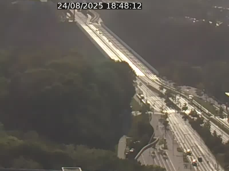 Webcam sur l'avenue John Fitzgerald Kennedy (N51) avec vue sur le Pont rouge (Pont Grande Duchesse Charlotte), l'arrêt Pfaffenthal et l'entrée du quartier Kirchberg