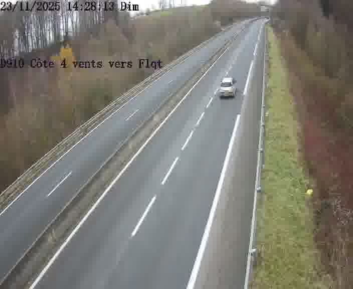 Webcam sur la D910 située dans la Côte des 4 vents. Vue orientée vers le haut de la côte, vers Faulquemont