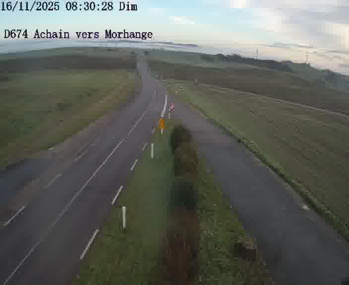 Caméra de trafic sur D674 (France) à Achain, orientée vers Morhange, permettant d’évaluer fluidité, incidents et densité automobile.