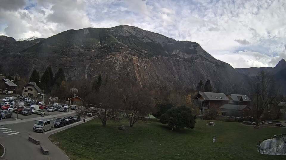 Webcam au niveau de la mairie du village du Bourg d'Oisans, aux pieds de l'Alpe d'Huez et aux portes du parc des Écrins