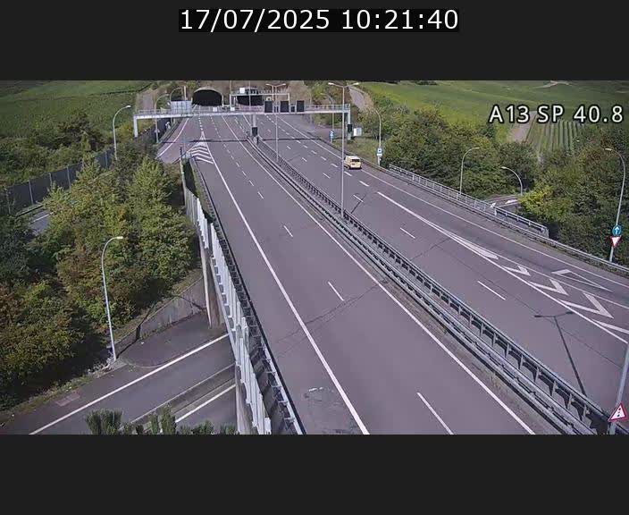 Webcam avec vue sur l'entrée côté allemand du tunnel Markusbierg à Schengen. Vue orientée vers le tunnel et Bettembourg