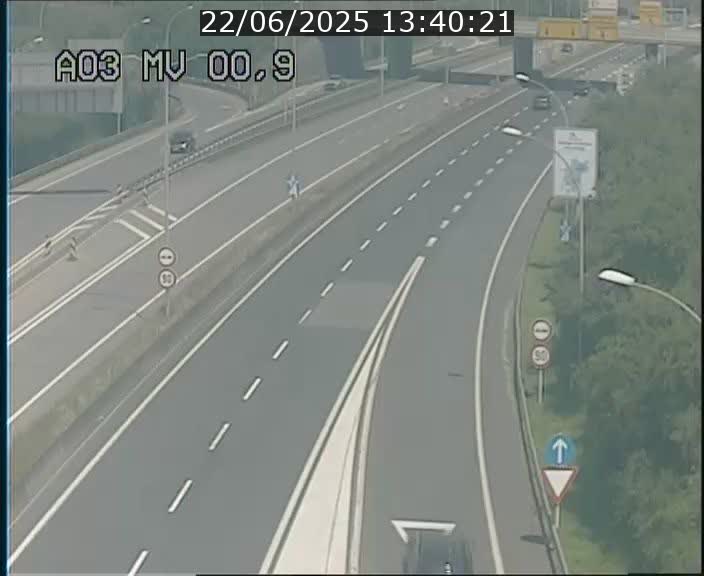 Traffic live webcam Luxembourg Croix de Gasperich - A3 - BK 0.4 - direction Luxembourg