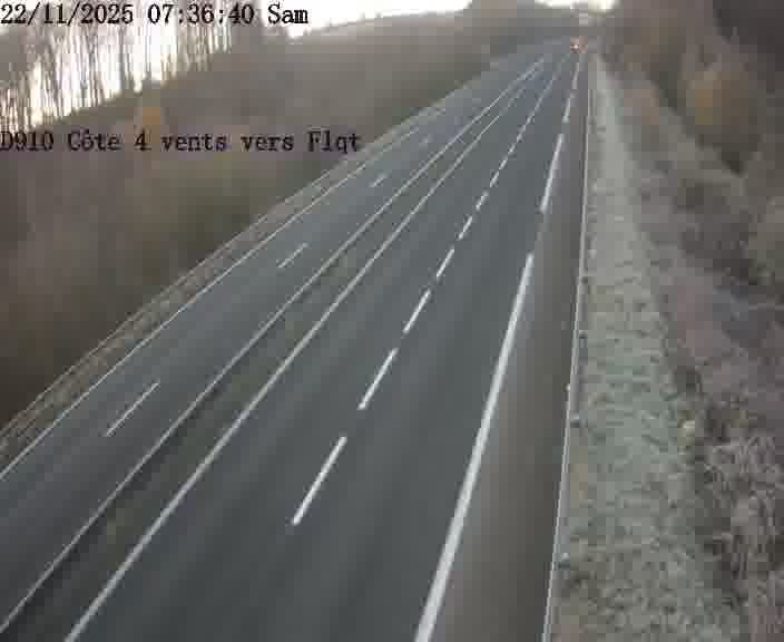 Webcam sur la D910 située dans la Côte des 4 vents. Vue orientée vers le haut de la côte, vers Faulquemont