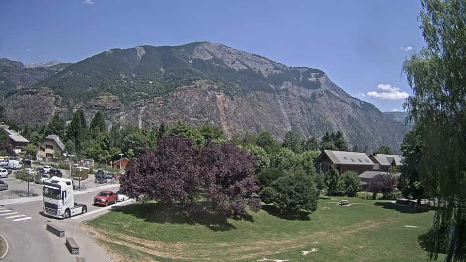Webcam au niveau de la mairie du village du Bourg d'Oisans, aux pieds de l'Alpe d'Huez et aux portes du parc des Écrins