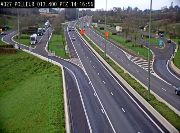 Webcam A27/E42 avec vue sur le parking de l'aire de Polleur, après le Viaduc de Polleur à Theux. Vue orientée vers Liège