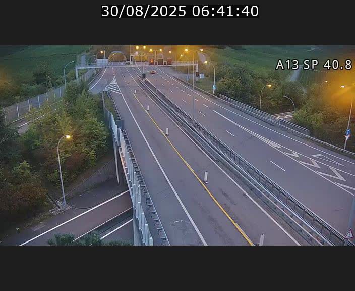 Webcam avec vue sur l'entrée côté allemand du tunnel Markusbierg à Schengen. Vue orientée vers le tunnel et Bettembourg