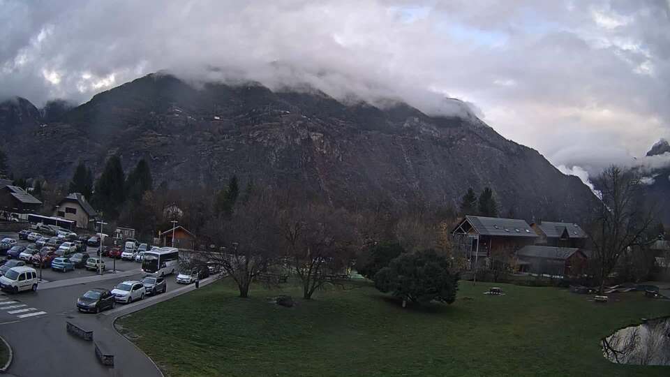 Webcam au niveau de la mairie du village du Bourg d'Oisans, aux pieds de l'Alpe d'Huez et aux portes du parc des Écrins