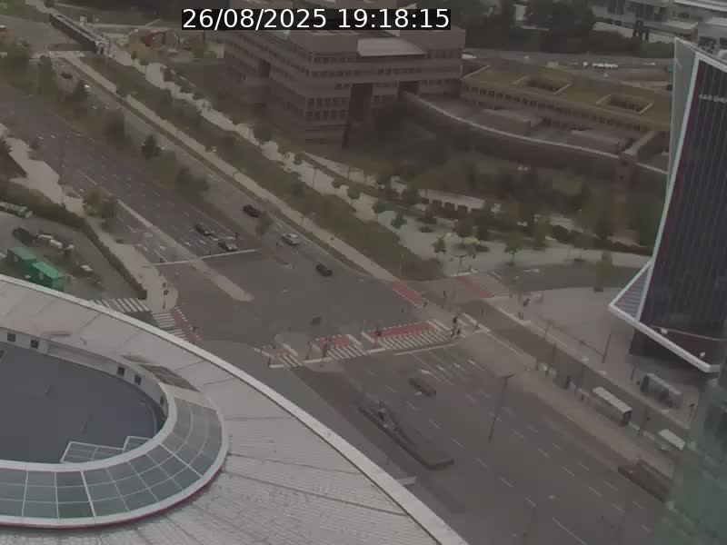 Webcam sur l'avenue John Fitzgerald Kennedy (N51) avec vue sur le Pont rouge (Pont Grande Duchesse Charlotte), l'arrêt Pfaffenthal et l'entrée du quartier Kirchberg