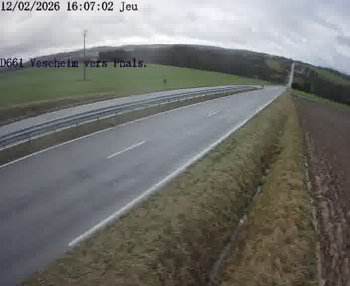 Caméra routière située sur D661 (France) à Vescheim, orientée vers Phalsbourg, surveillant en continu la circulation locale et régionale.