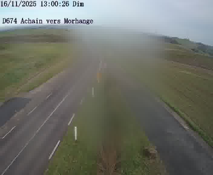 Caméra de trafic sur D674 (France) à Achain, orientée vers Morhange, permettant d’évaluer fluidité, incidents et densité automobile.