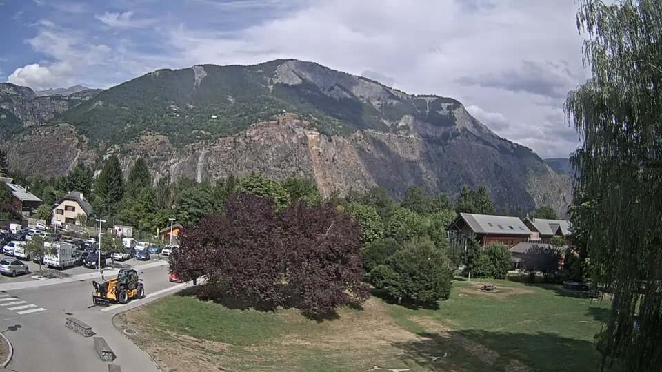 Webcam au niveau de la mairie du village du Bourg d'Oisans, aux pieds de l'Alpe d'Huez et aux portes du parc des Écrins