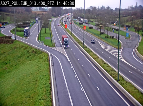 Webcam A27/E42 avec vue sur le parking de l'aire de Polleur, après le Viaduc de Polleur à Theux. Vue orientée vers Liège