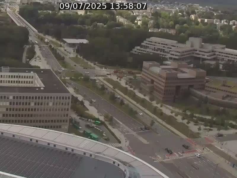 Webcam sur l'avenue John Fitzgerald Kennedy (N51) avec vue sur le Pont rouge (Pont Grande Duchesse Charlotte), l'arrêt Pfaffenthal et l'entrée du quartier Kirchberg