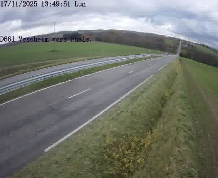 Caméra routière située sur D661 (France) à Vescheim, orientée vers Phalsbourg, surveillant en continu la circulation locale et régionale.
