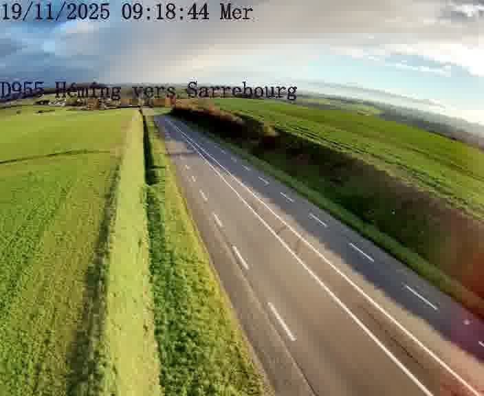 Caméra routière située sur D955 (France) à Heming, orientée vers Sarrebourg, surveillant en continu la circulation locale et régionale.