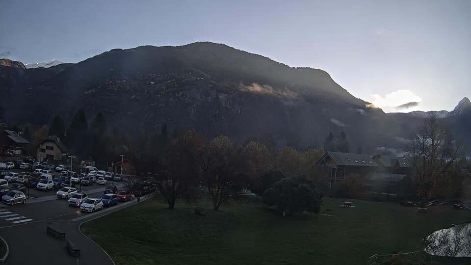 Webcam au niveau de la mairie du village du Bourg d'Oisans, aux pieds de l'Alpe d'Huez et aux portes du parc des Écrins