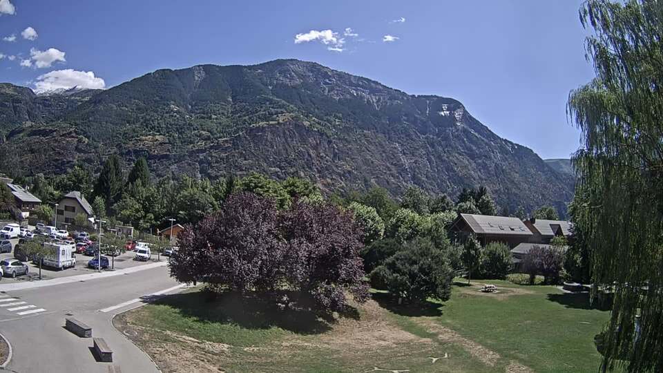 Webcam au niveau de la mairie du village du Bourg d'Oisans, aux pieds de l'Alpe d'Huez et aux portes du parc des Écrins