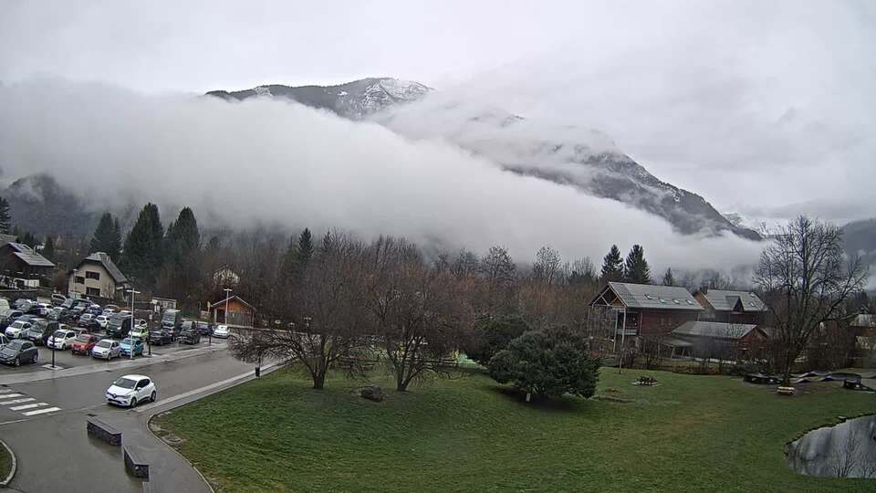 Webcam au niveau de la mairie du village du Bourg d'Oisans, aux pieds de l'Alpe d'Huez et aux portes du parc des Écrins