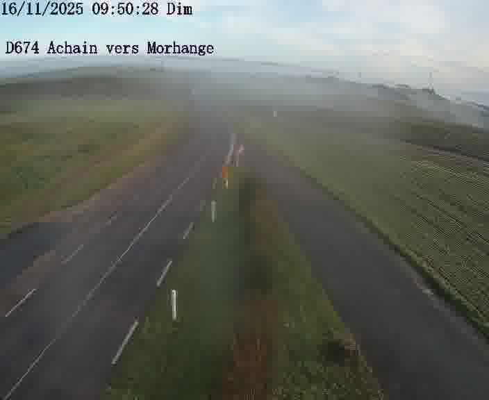 Caméra de trafic sur D674 (France) à Achain, orientée vers Morhange, permettant d’évaluer fluidité, incidents et densité automobile.