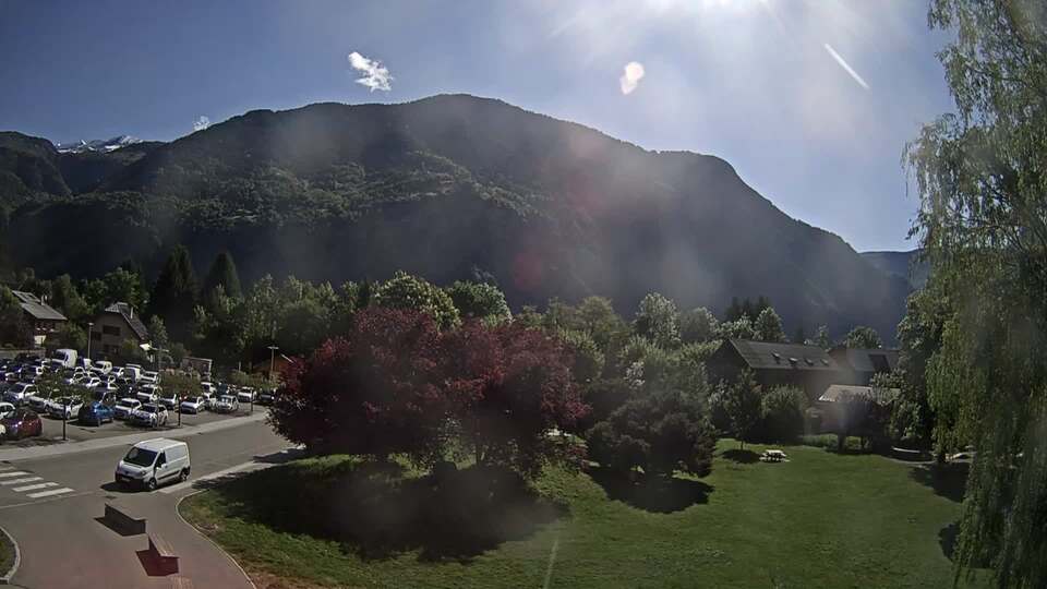 Webcam au niveau de la mairie du village du Bourg d'Oisans, aux pieds de l'Alpe d'Huez et aux portes du parc des Écrins