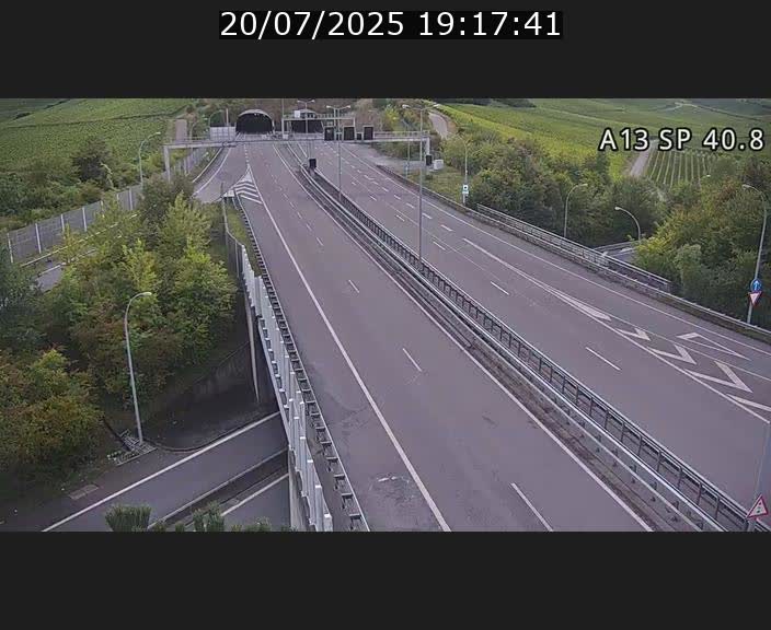 Webcam avec vue sur l'entrée côté allemand du tunnel Markusbierg à Schengen. Vue orientée vers le tunnel et Bettembourg