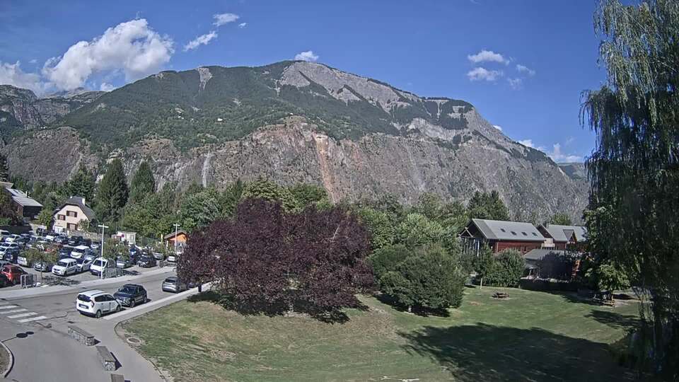 Webcam au niveau de la mairie du village du Bourg d'Oisans, aux pieds de l'Alpe d'Huez et aux portes du parc des Écrins