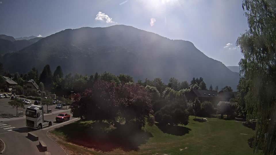 Webcam au niveau de la mairie du village du Bourg d'Oisans, aux pieds de l'Alpe d'Huez et aux portes du parc des Écrins