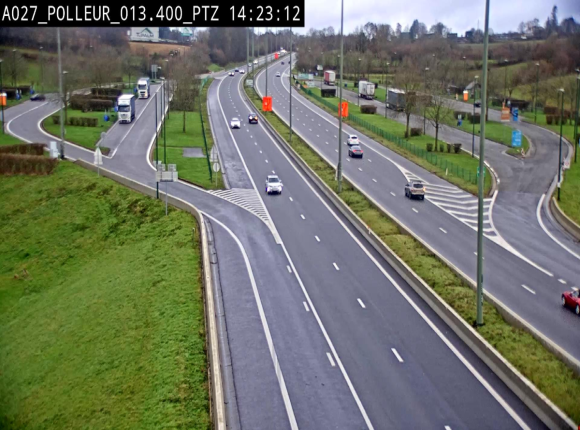 Webcam A27/E42 avec vue sur le parking de l'aire de Polleur, après le Viaduc de Polleur à Theux. Vue orientée vers Liège