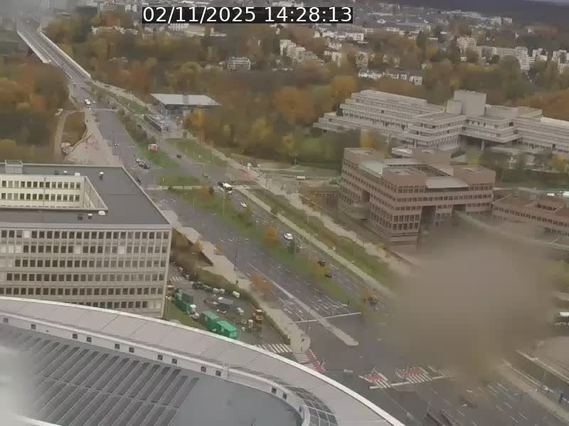 Webcam sur l'avenue John Fitzgerald Kennedy (N51) avec vue sur le Pont rouge (Pont Grande Duchesse Charlotte), l'arrêt Pfaffenthal et l'entrée du quartier Kirchberg