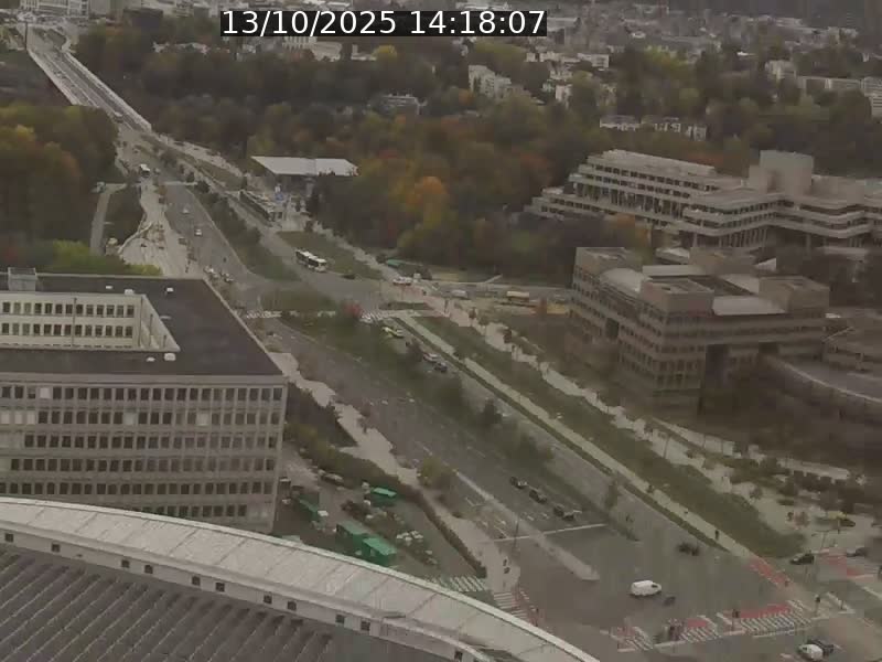 Webcam sur l'avenue John Fitzgerald Kennedy (N51) avec vue sur le Pont rouge (Pont Grande Duchesse Charlotte), l'arrêt Pfaffenthal et l'entrée du quartier Kirchberg