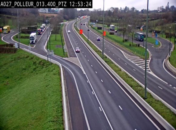 Webcam A27/E42 avec vue sur le parking de l'aire de Polleur, après le Viaduc de Polleur à Theux. Vue orientée vers Liège