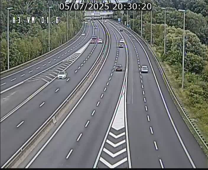 Traffic live webcam Luxembourg - Croix de Gasperich - A3 - BK 1.6 - direction France/Aire de Berchem
