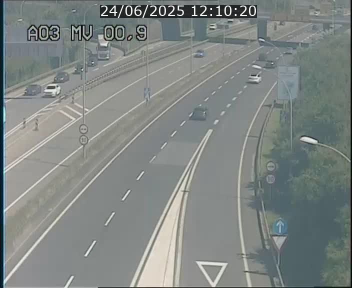 Traffic live webcam Luxembourg Croix de Gasperich - A3 - BK 0.4 - direction Luxembourg