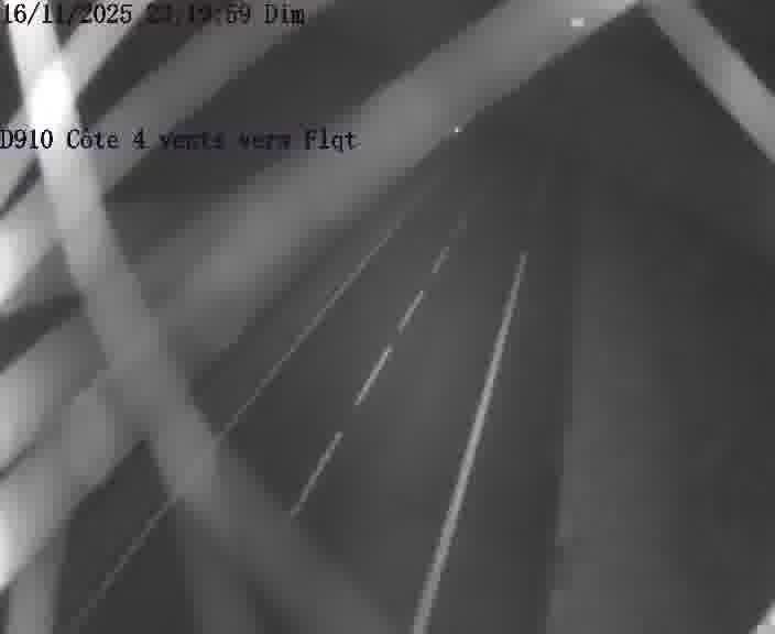 Webcam sur la D910 située dans la Côte des 4 vents. Vue orientée vers le haut de la côte, vers Faulquemont