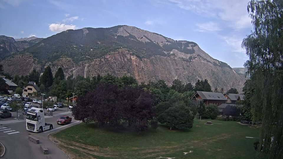 Webcam au niveau de la mairie du village du Bourg d'Oisans, aux pieds de l'Alpe d'Huez et aux portes du parc des Écrins