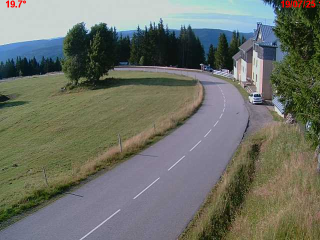 Webcam en haut du col du Ballon d'Alsace sur la D465 à 1075 mètres d'altitude dans les Vosges