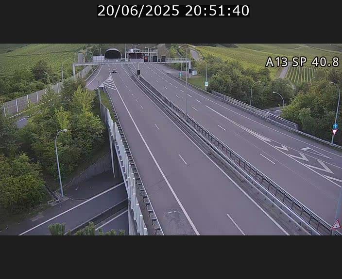 Webcam avec vue sur l'entrée côté allemand du tunnel Markusbierg à Schengen. Vue orientée vers le tunnel et Bettembourg