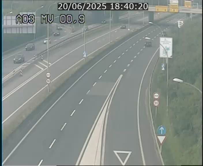 Traffic live webcam Luxembourg Croix de Gasperich - A3 - BK 0.4 - direction Luxembourg